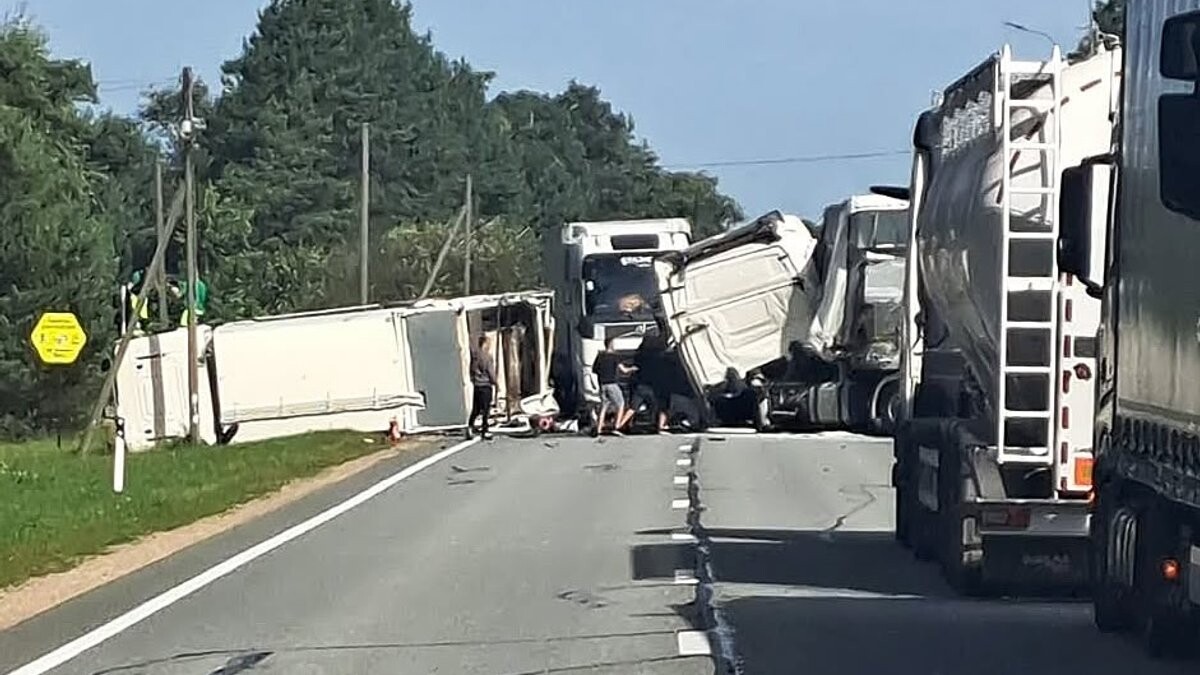 Video: Salacgrīvā divu kravas auto sadursmes dēļ traucēta satiksme uz Tallinas šosejas