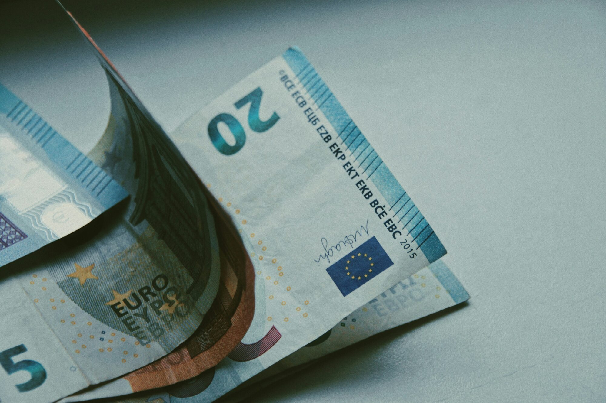 Pabalsts līdz 20 gadu vecumam: Kā ģimenēm mainās izmaksas pēc pamatskolas, vidusskolas un iestājoties augstskolā?