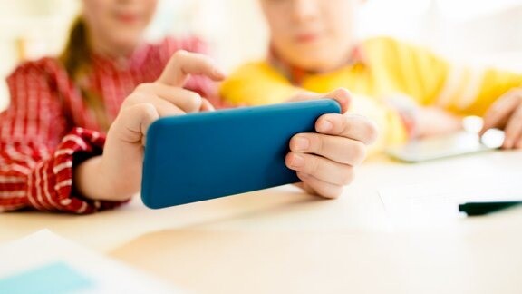 Aptauja: 93% vecāku uzskata, ka ar bērniem jārunā par drošību attiecībās un internetā