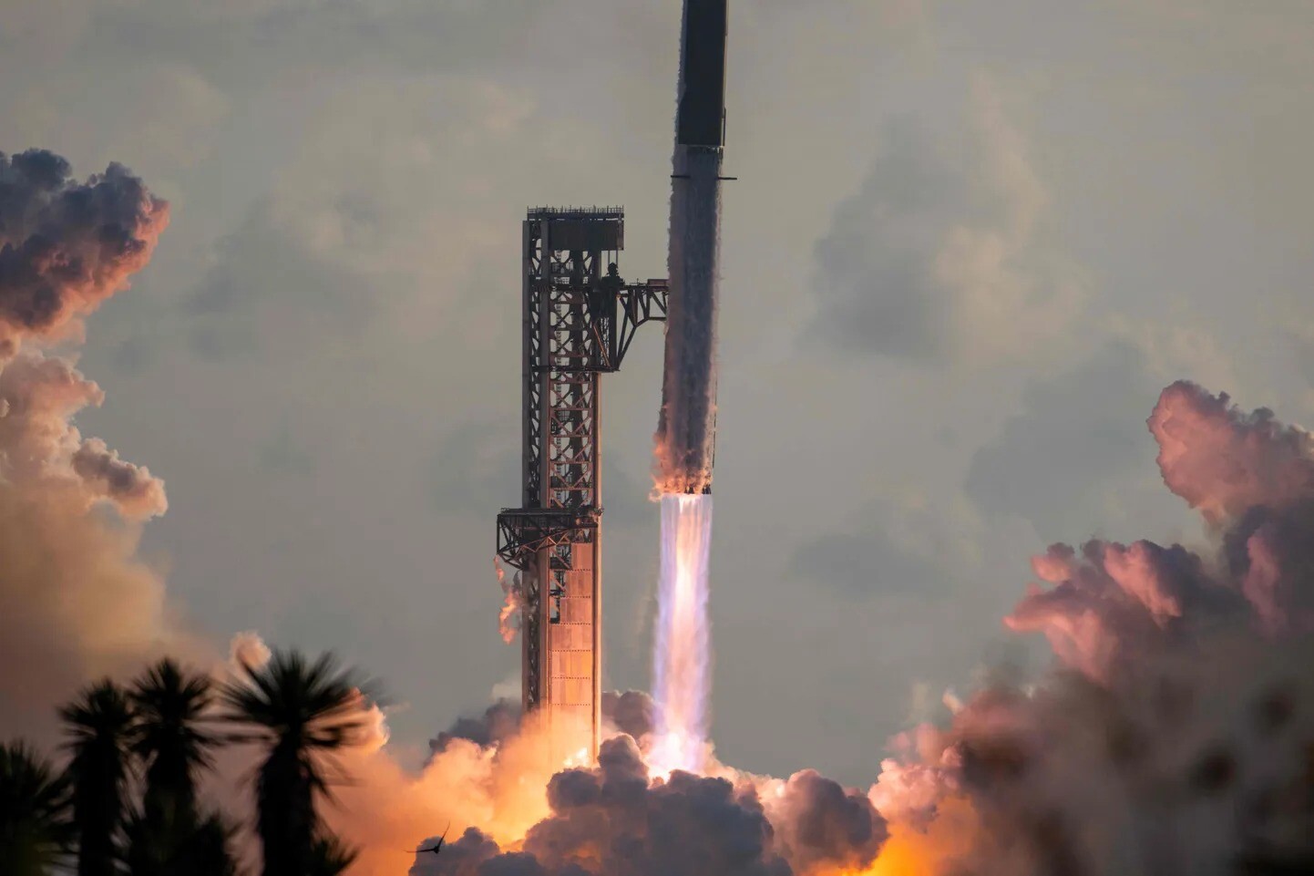“SpaceX” pirmo reizi palaiž orbītā raķeti “Starship”