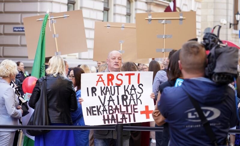 Mediķu piketā pie valdības ēkas pulcējas daži simti dalībnieku