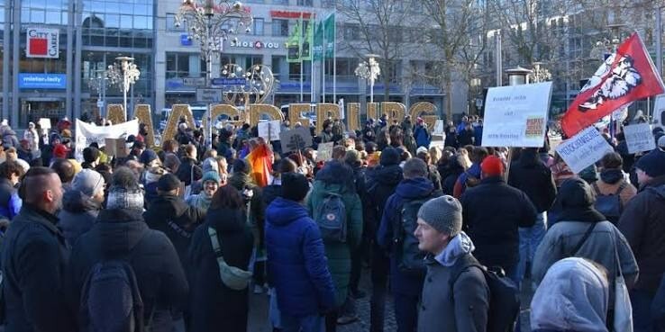 Tūkstošiem cilvēku Magdeburgā piedalās gājienā demokrātijas atbalstam