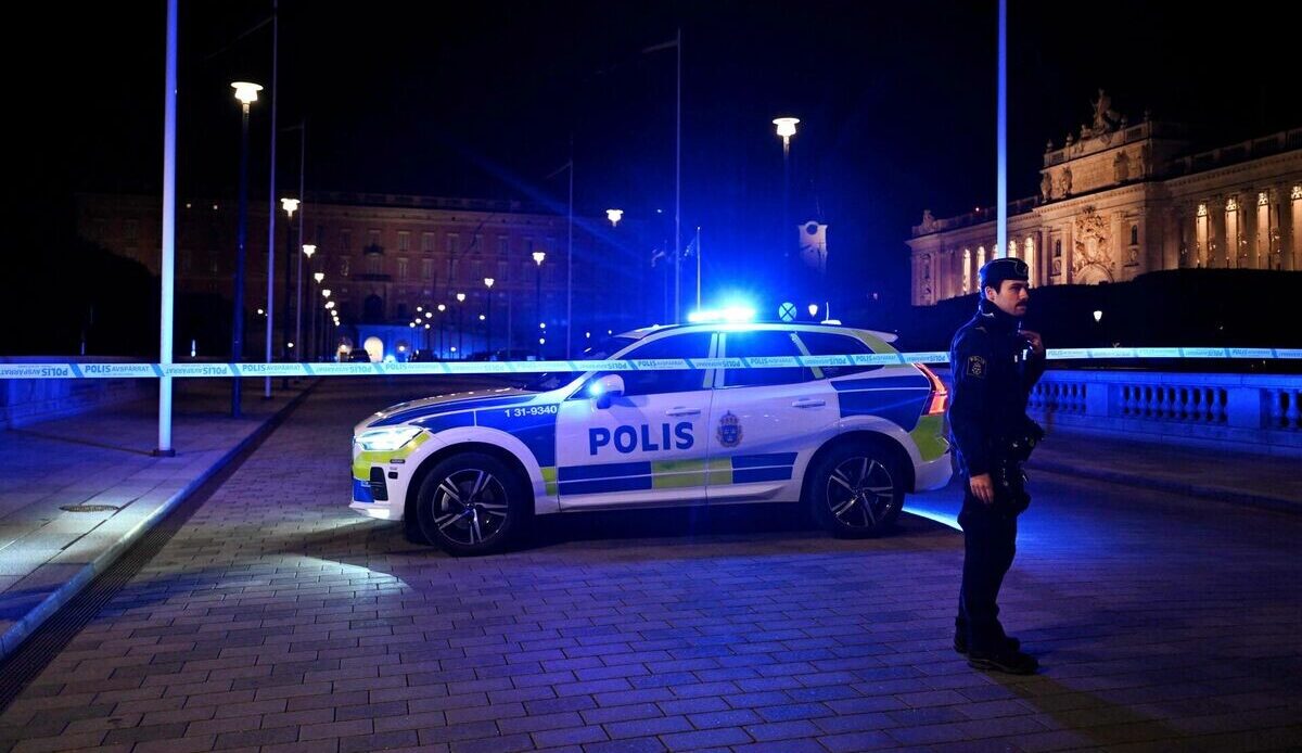 Zviedrijas policija sašauj bruņotu vīrieti pie Karaliskās pils Stokholmā