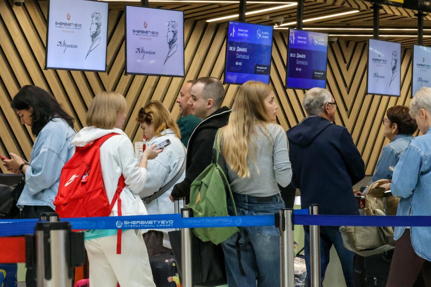 Maskavas lidostās aizkavēti un atcelti simtiem reisu