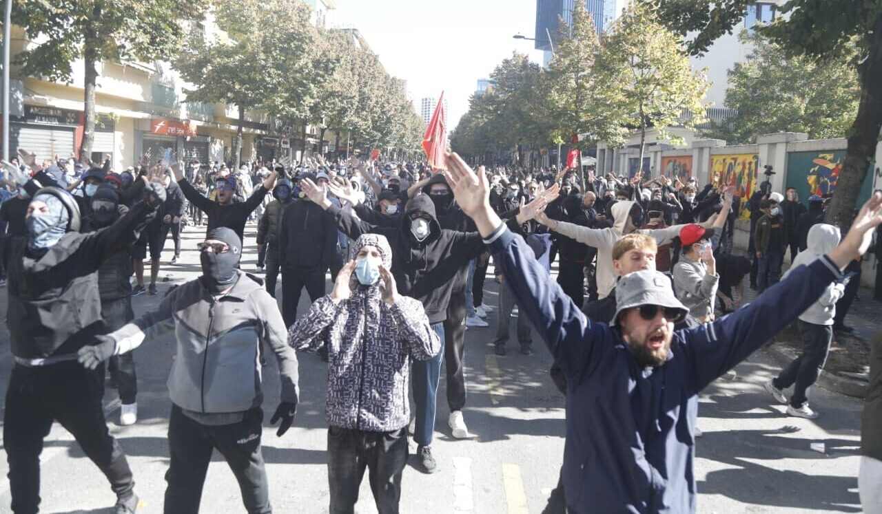 Albānijā vardarbīgos protestos aizdedzinātas valdības iestāžu ēkas