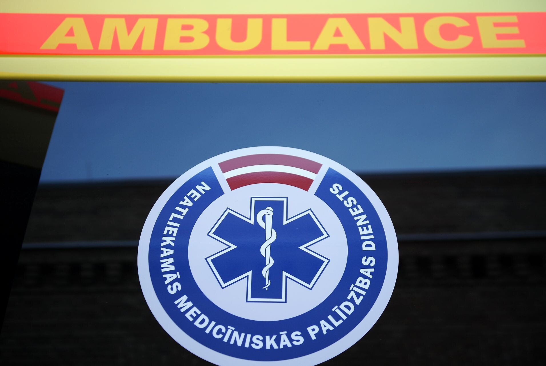 Uz Kokneses šosejas ceļu satiksmes negadījumā gājis bojā gājējs
