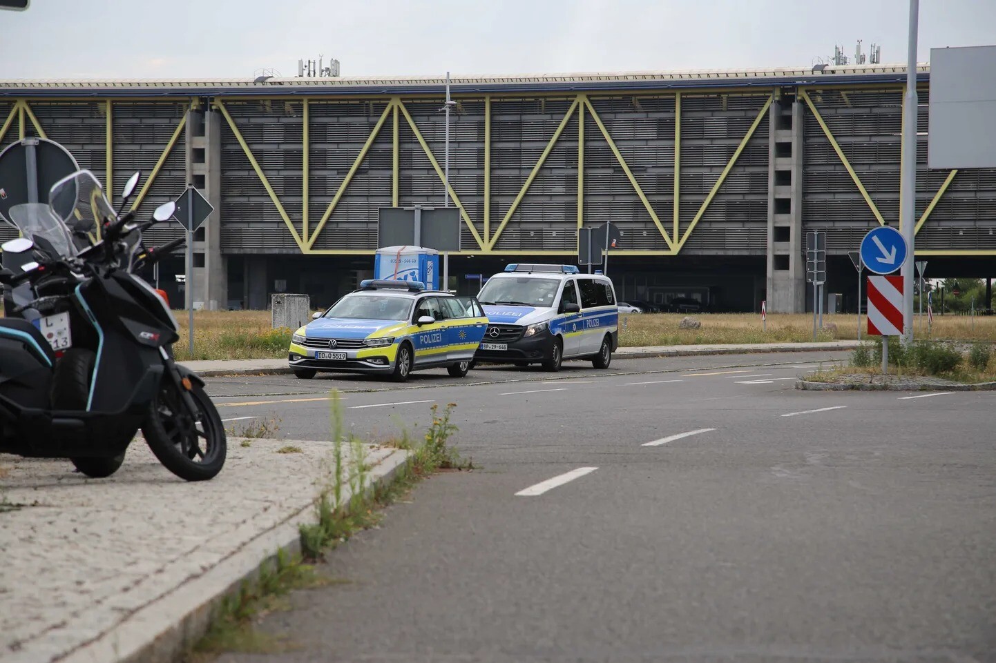 Leipcigas lidostas žogu, iespējams, taranējis auto