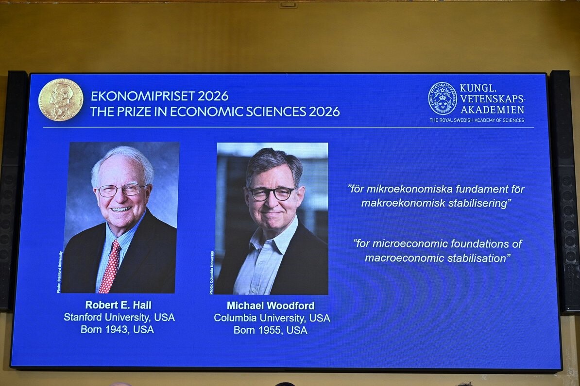 Nobela prēmija ekonomikā piešķirta amerikāņiem Holam un Vudfordam par makroekonomiskās stabilizācijas pētījumiem