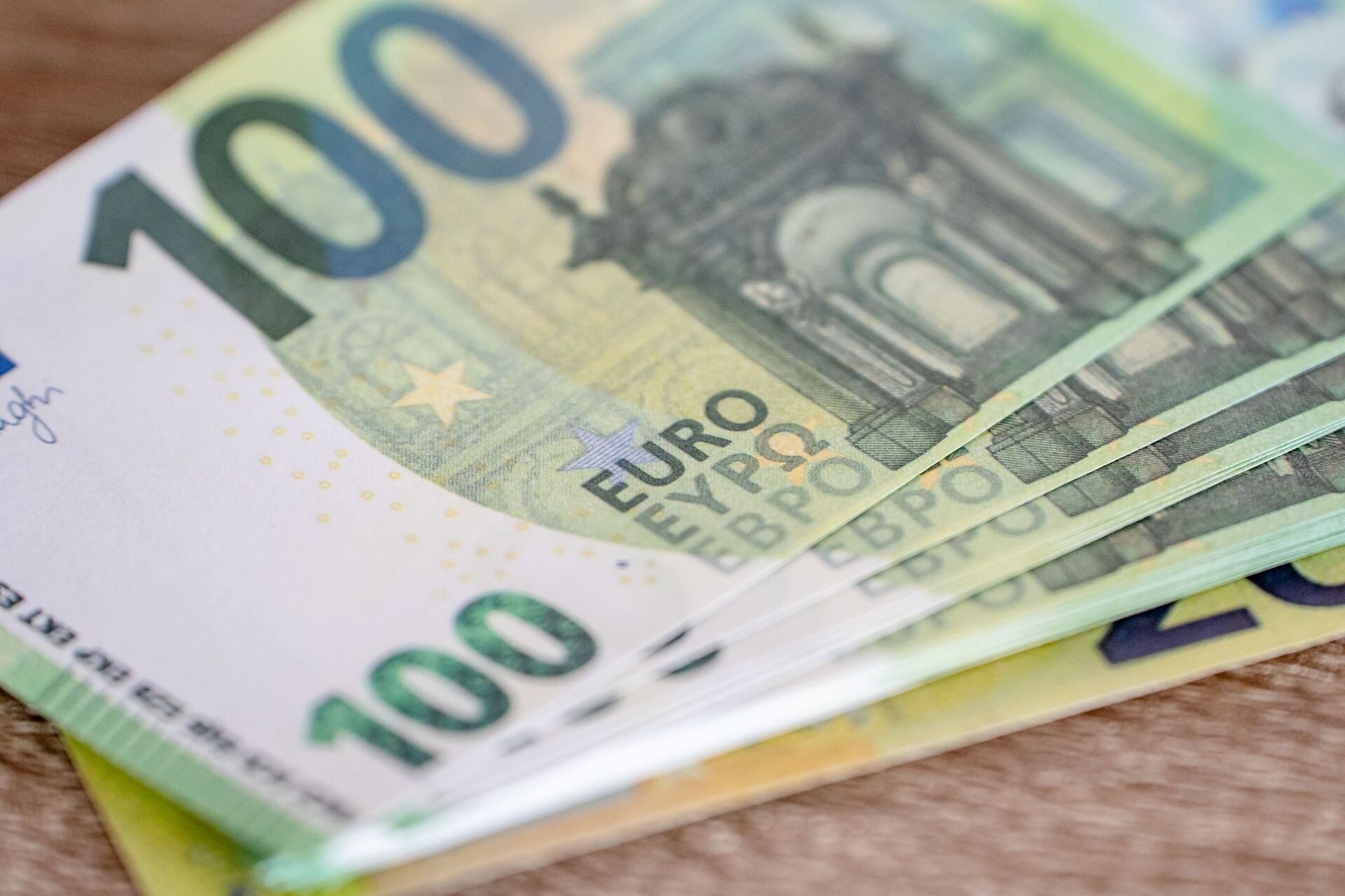 Kopējie nodokļu parādi Latvijā oktobra sākumā sasnieguši 811,7 miljonus eiro