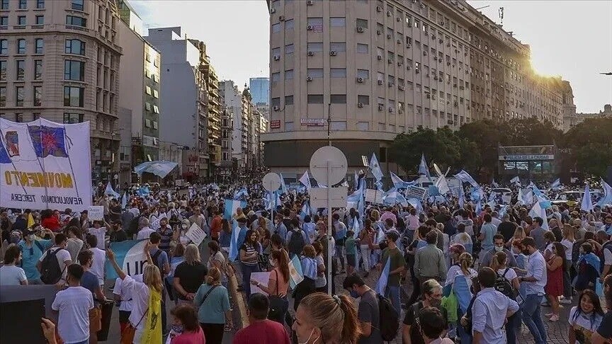 Argentīnā protesti pret izglītības budžeta samazinājumu izvēršas sadursmēs ar policiju