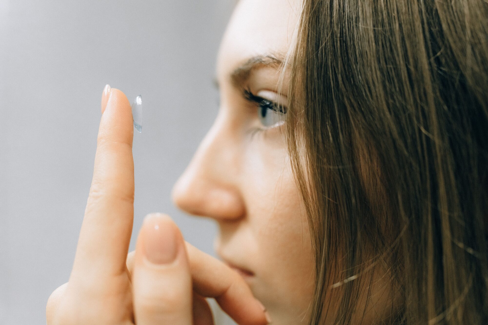 Kad brilles labāk nemainīt pret lēcām? Speciālistes ieteikumi un biežākās kļūdas