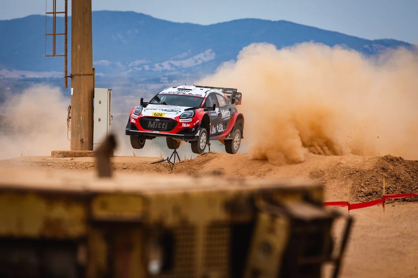 Sesks Sardīnijas rallija noslēdzošās dienas ievadā WRC klasē pakāpjas par vienu vietu