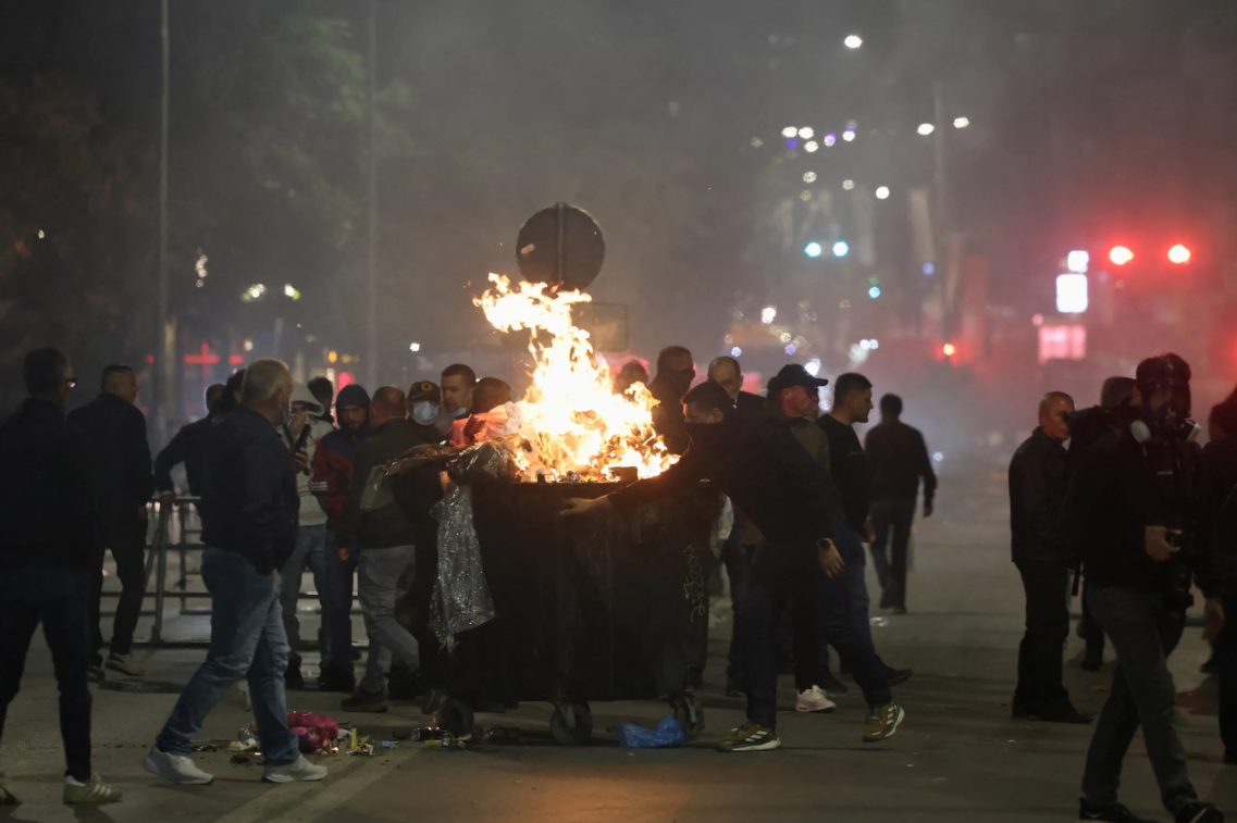Pie Kosovas parlamenta izceļas policijas un demonstrantu sadursmes