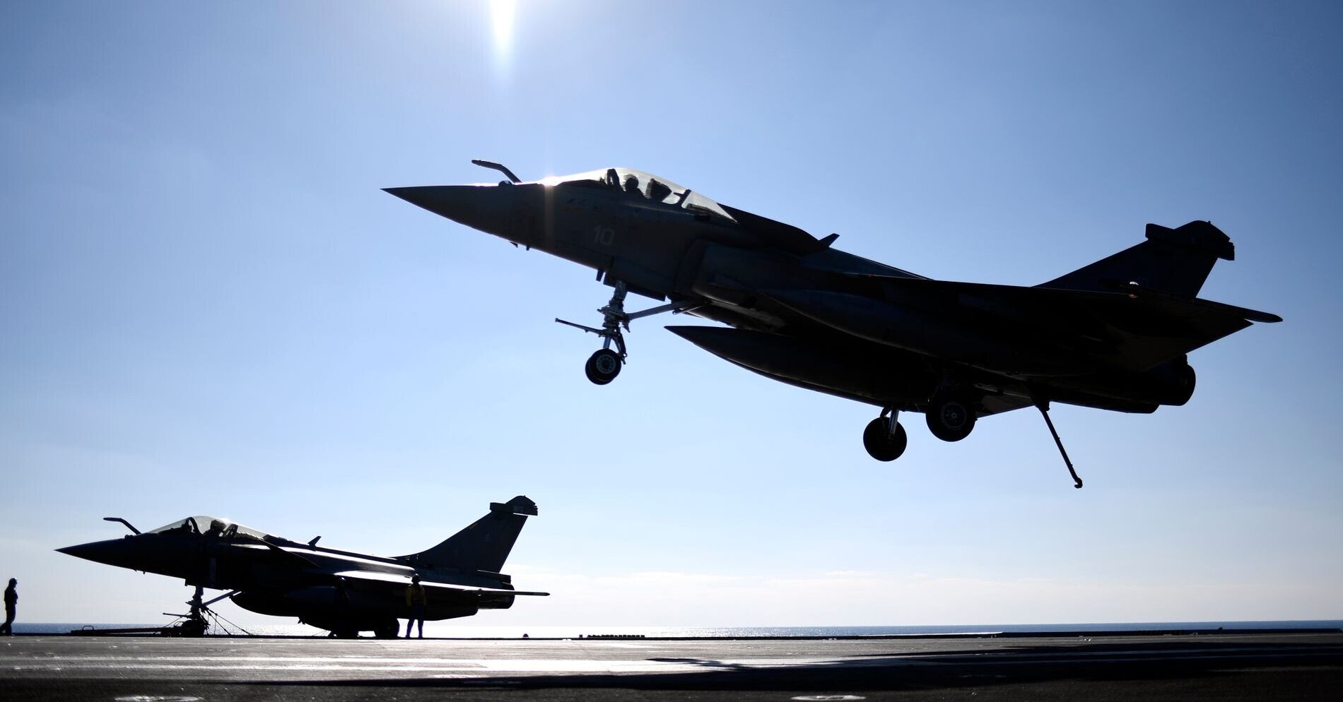Zelenskis: Ukrainas piloti sāks apmācības ar Francijas iznīcinātājiem “Rafale”
