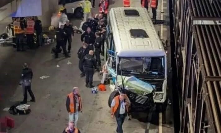 Mikroautobusa sadursmē ar vilcienu pie Lamanša tuneļa ieejas ievainoti 19 cilvēki