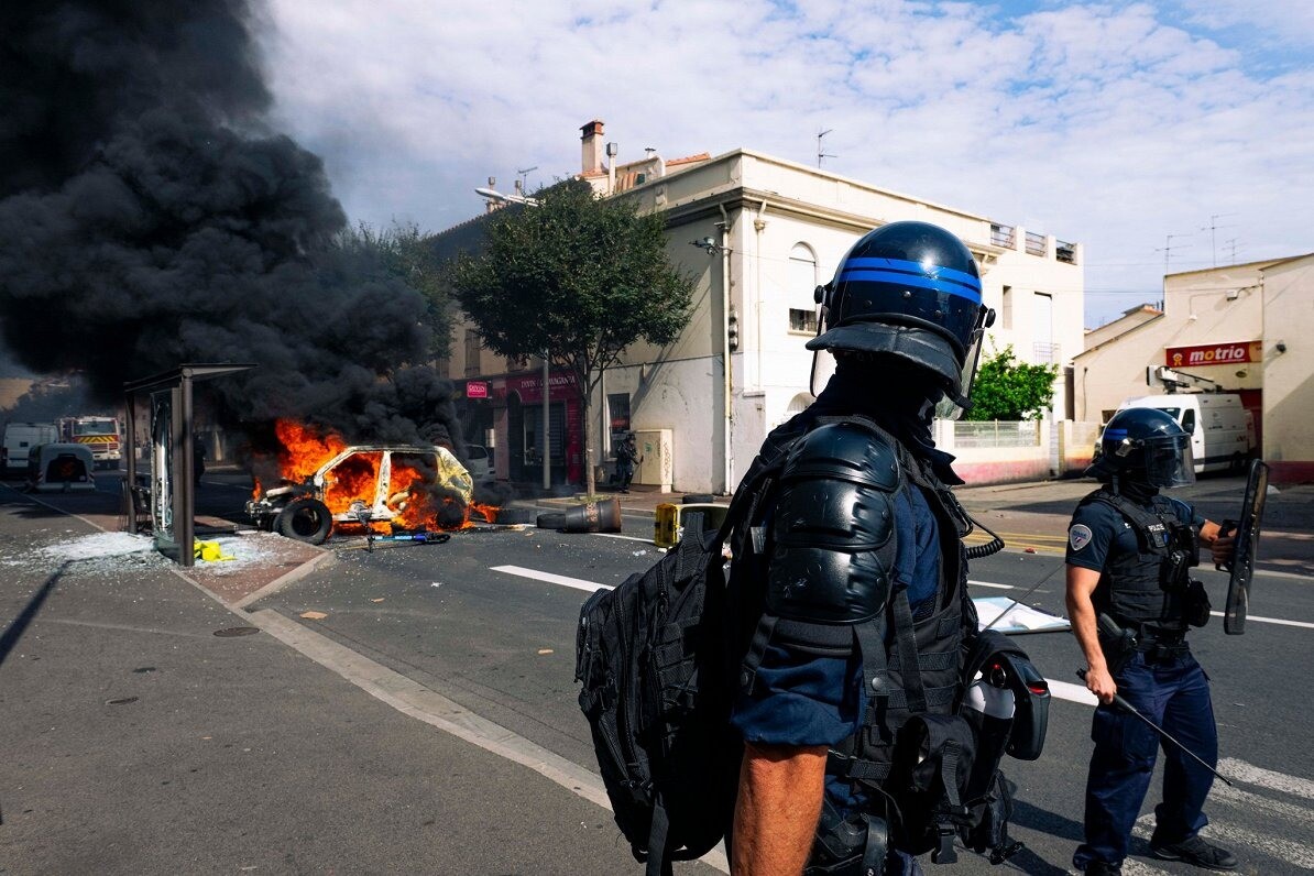 Francijas skolu protestos aizturēti vairāk nekā 5000 cilvēku