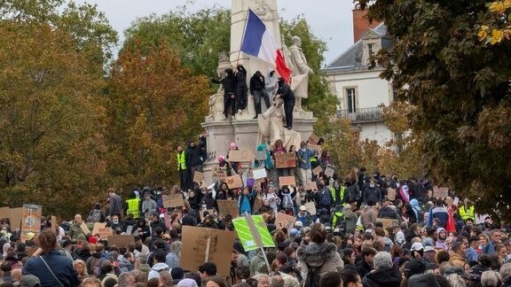 Francijā protestos pret dārdzību piedalījies pusmiljons cilvēku