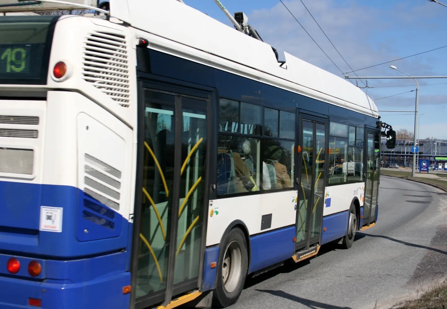Aiztur vīrieti par trolejbusā izteiktiem draudiem izrēķināties ar latviešiem un ukraiņiem