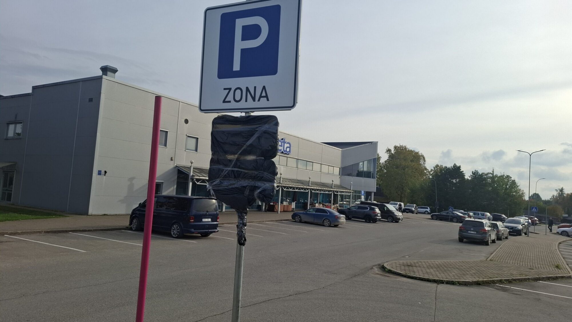 Vidzeme: Gulbenē pie veikala “Beta” tika uzstādītas maksas stāvvietas zīmes