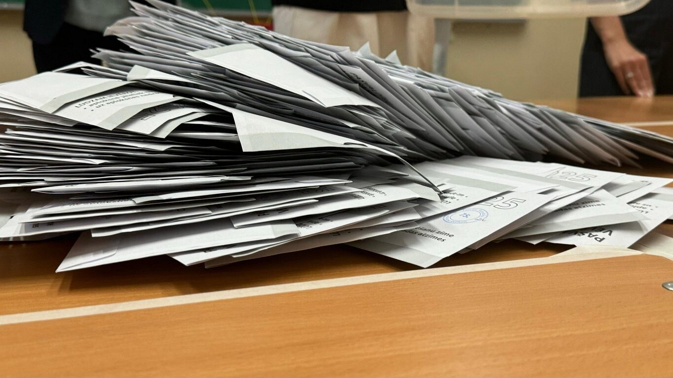 Nepilnas trīs stundas pēc vēlēšanu beigām joprojām nav sākta balsu skaitīšana