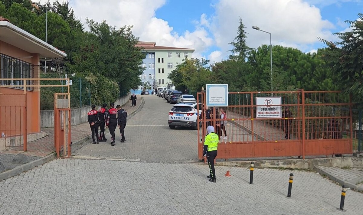 Uzbrukumā ar nazi skolā Stambulā nogalināta skolniece