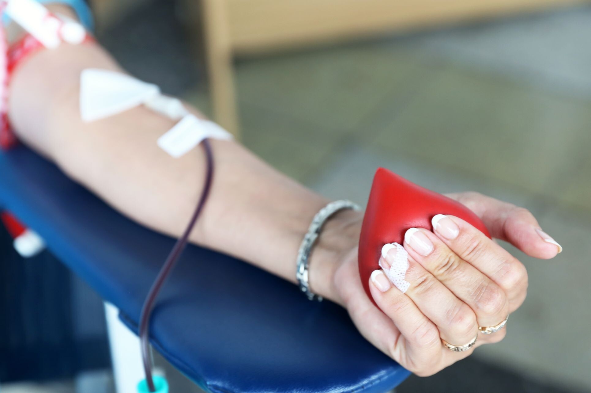 Valsts asinsdonoru centrs aicina visu asinsgrupu donorus ziedot asinis