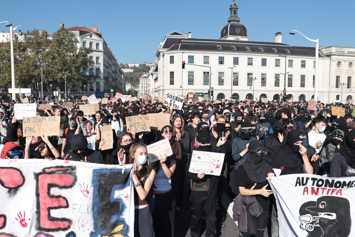 Francijas skolēni turpina protestus