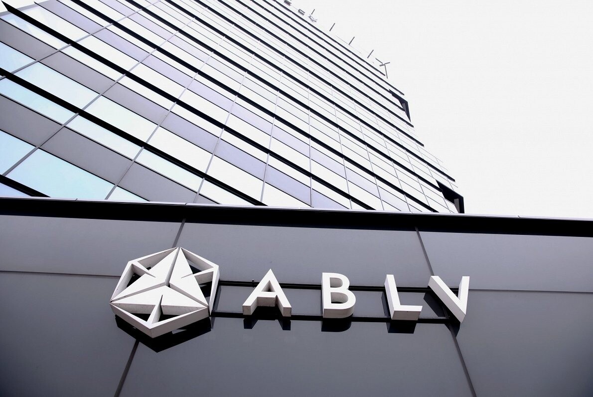 Tiesa novembrī turpinās pratināt lieciniekus “ABLV Bank” bijušo amatpersonu lietā par izvairīšanos no nodokļu nomaksas