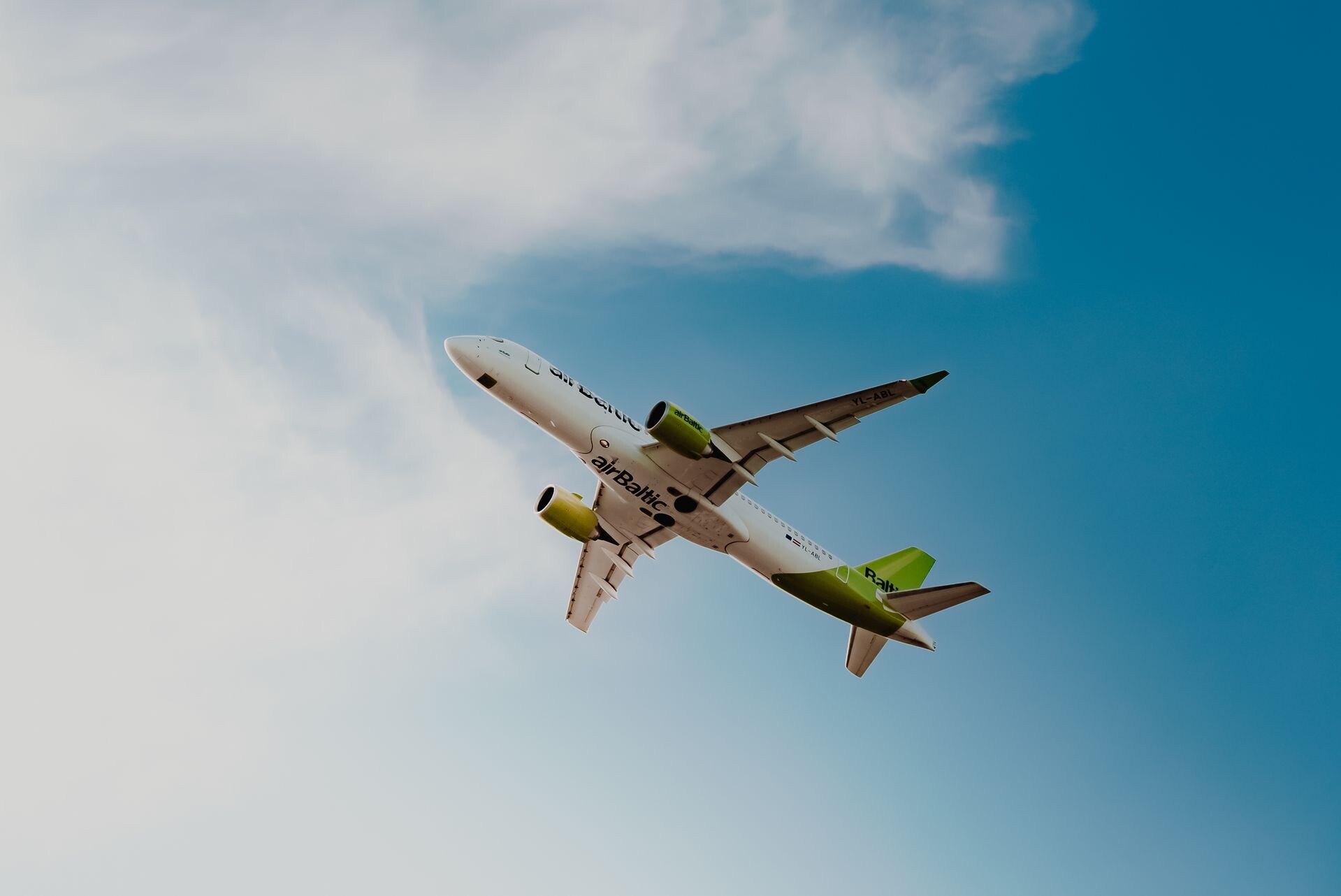 Vairāki “airBaltic” privātie obligacionāri un obligacionāru grupa iebilst pret prioritātes piešķiršanu jaunajiem aizdevējiem