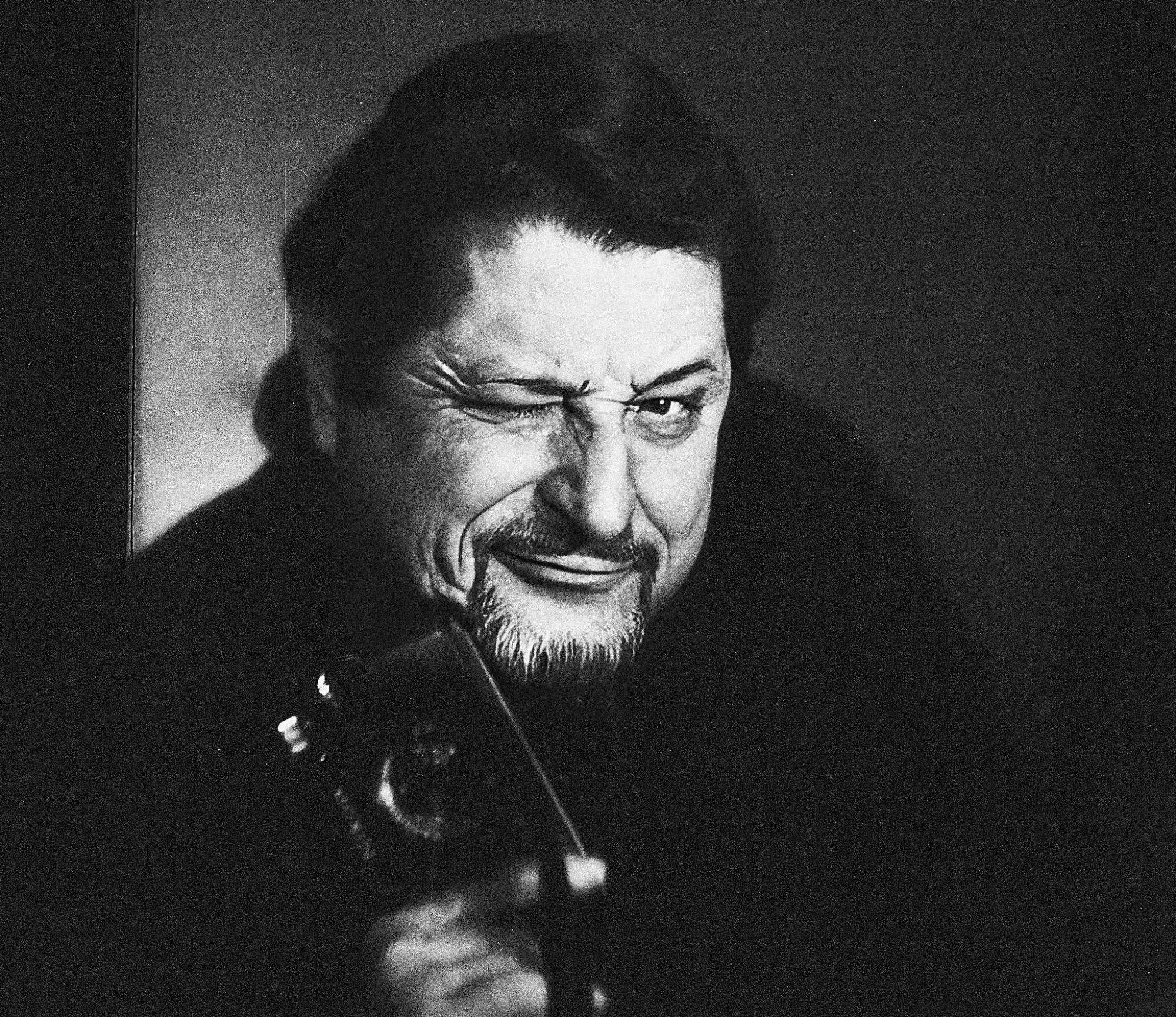 Pēteris Jaunzems un divas viņa bezgalības fotoizstādē. Aizputes novadpētniecības muzejā atklās melnbaltu fotomākslas darbu izstādi