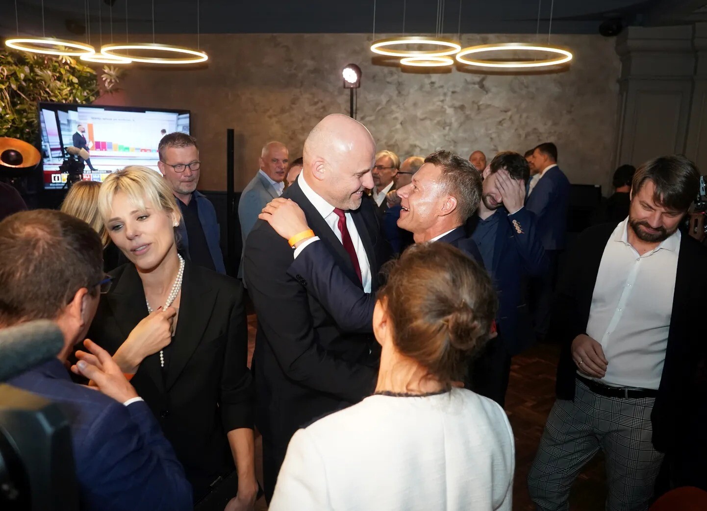 AS sasniedz visu laiku labāko rezultātu Saeimas vēlēšanās un iegūst 42 mandātus