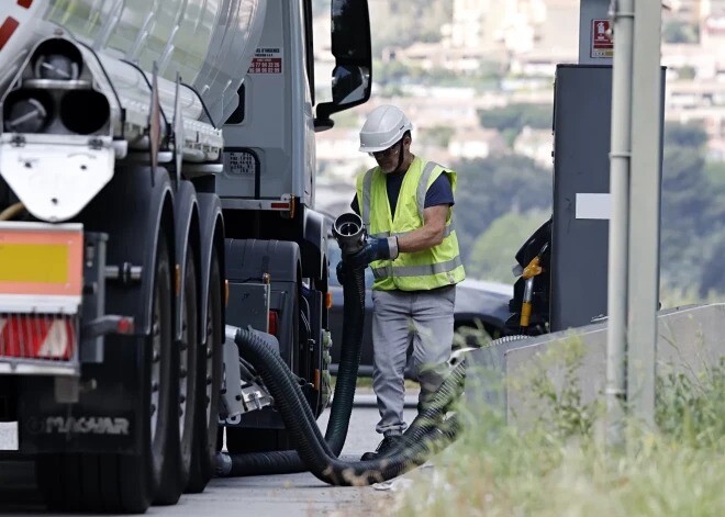 IEA: Kopš marta tirgū laisti 325 miljoni naftas no stratēģiskajām rezervēm