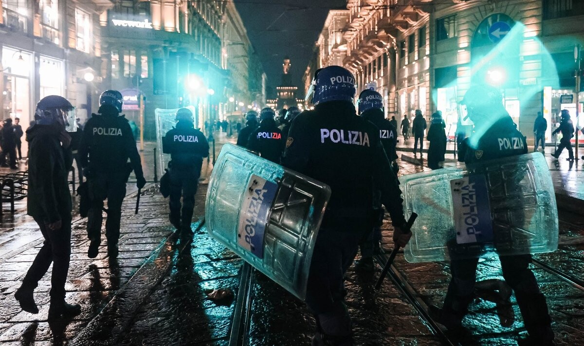 Milānā otro dienu turpinās grautiņi