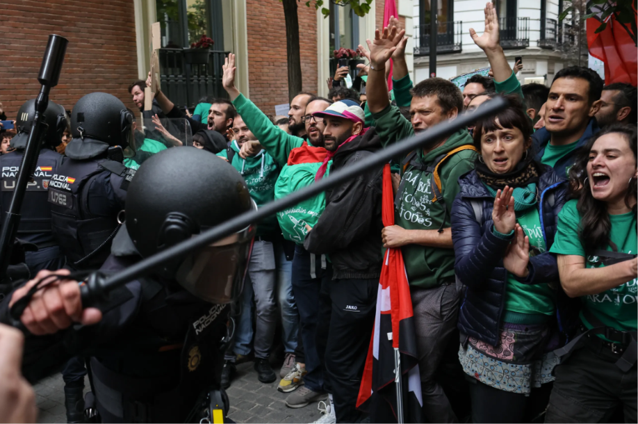 Video: Policija ar stekiem vēršas pret skolotāju demonstrāciju Madridē