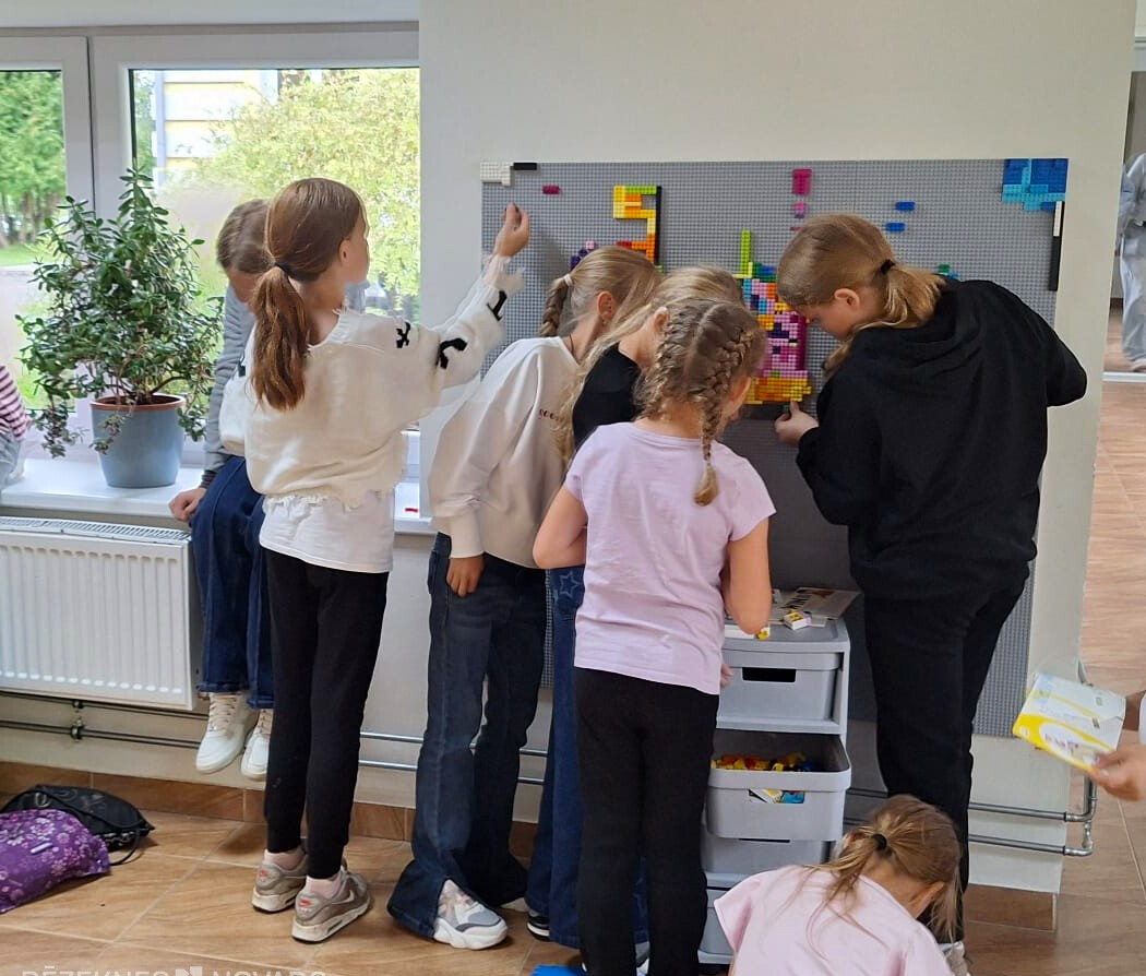 Latgale: Dricānu vidusskolā tapusi radošā LEGO siena skolēniem