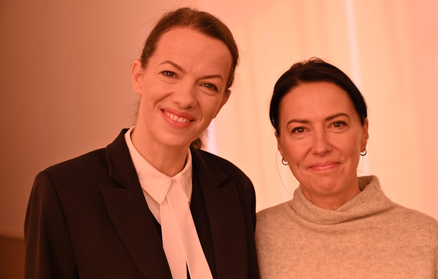 Bez partnera un aizsega uz skatuves: Agnese Jēkabsone un Inese Mičule iestudē skarto un jaudīgo “Prima Facie”
