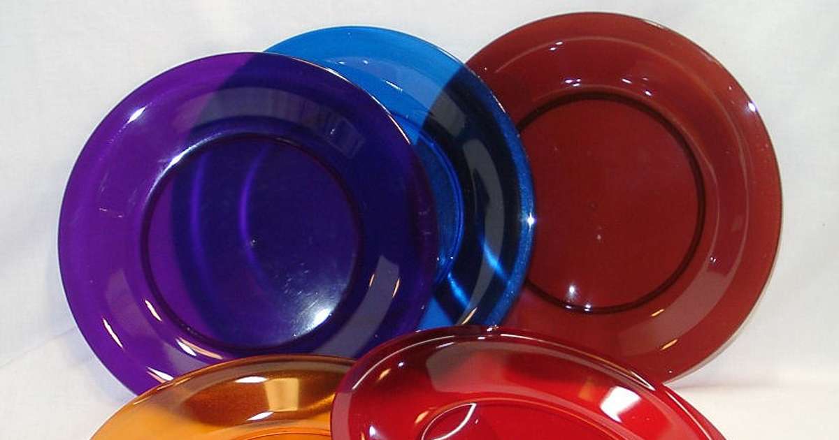 Купить хорошие тарелки. Пластиковая посуда. Тарелки стеклянные цветные. Тарелки из пластмассы. Цветные пластиковые тарелки.