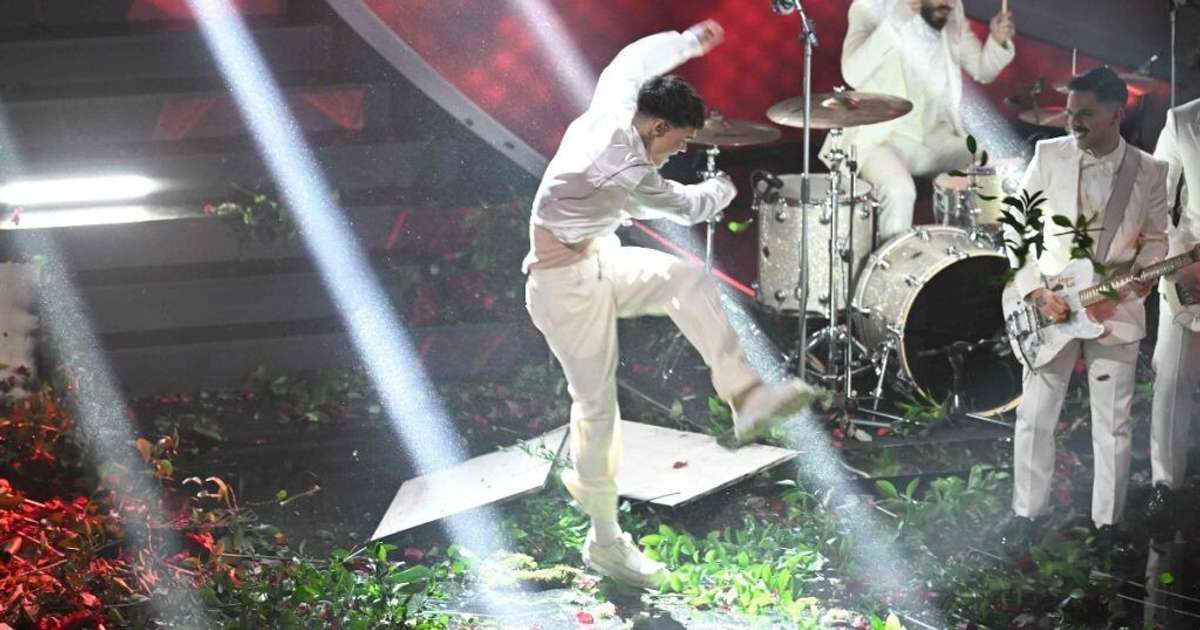 Il cantante italiano Blanco demolisce il palco di Sanremo in un impeto di rabbia