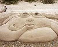 Pāvilostas pludmali izrotā ar smilšu skulptūrām