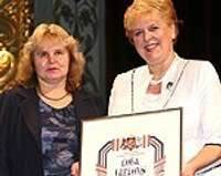 Izglītības ministre Pedagogu forumā Inārai Bērziņai pasniedz Goda diplomu