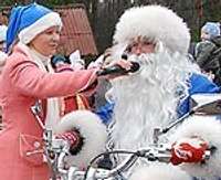 Ziemassvētku vecītis ierodas uz motorizēta “brieža”