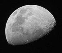 Pēta Zemes dabisko pavadoni – Mēnesi