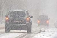 Sniegs atkal rada grūtības autovadītājiem un gājējiem