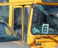 Satiksmes autobuss izraisa avāriju