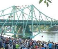 Gājienā pa Liepāju uz Karostas tilta atklāšanas svētkiem devušies ap 400 liepājnieku