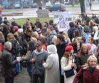 Protesta akcija pie universitātes pulcē daudz izglītības aizstāvju