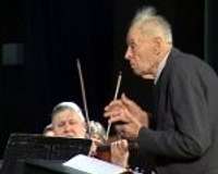 Valdis Vikmanis nodiriģē savas 95. jubilejas koncertu