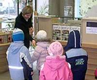 Tūrisma informācijas biroju apmeklē pilsētas skolu un bērnudārzu audzēkņi