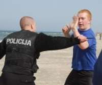 Pašvaldības policisti apliecina cīņas prasmi