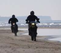 Ar motocikliem izklaidējas jūras krastā